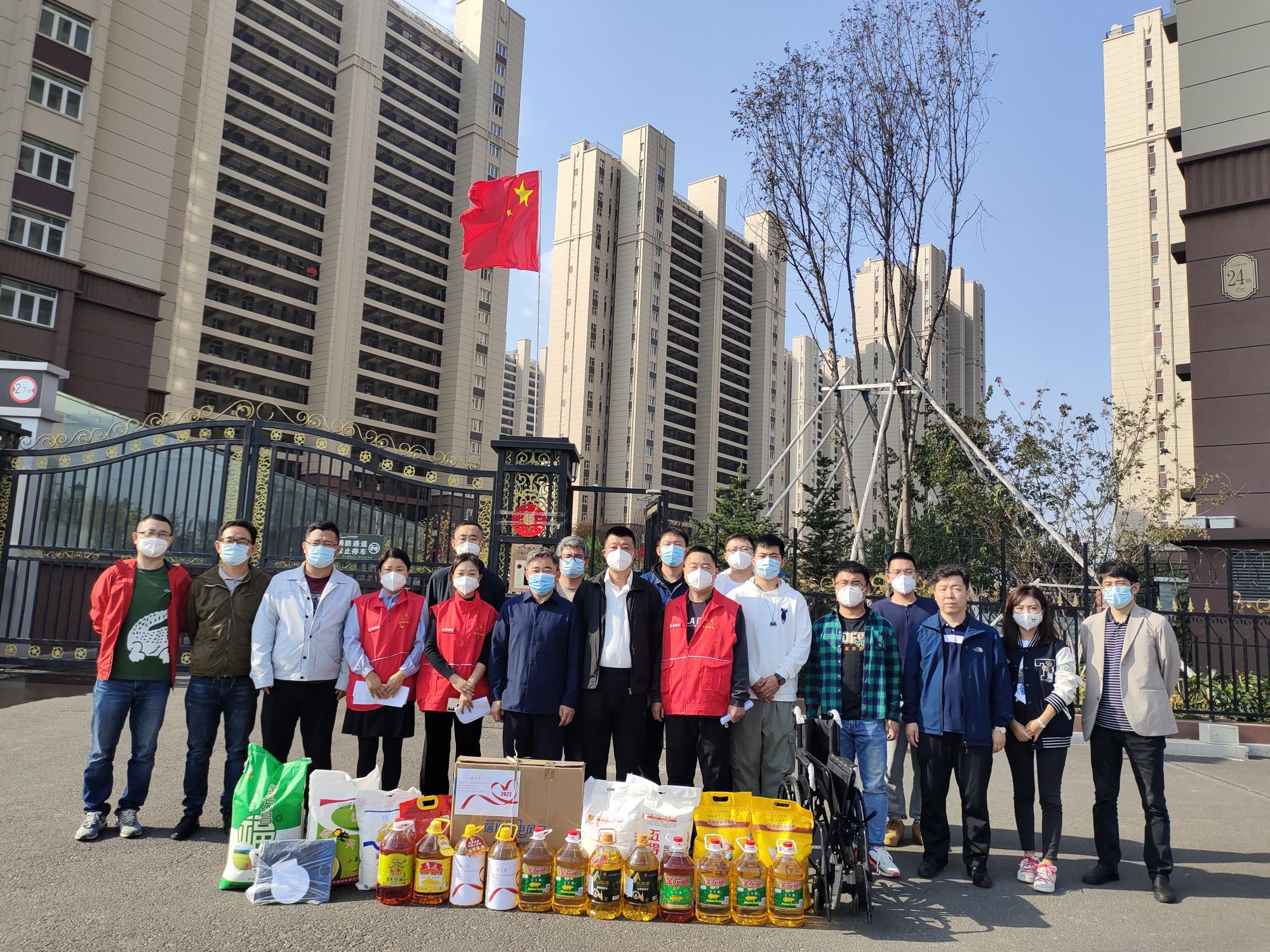 2022年8月29日，志愿者們?yōu)榕R水社區(qū)居民送去米面油等物資